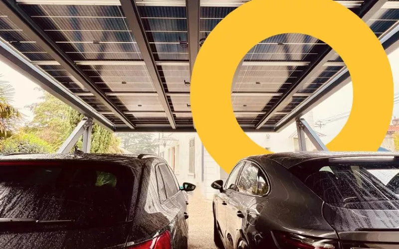 2 voitures de luxe sous carport solaire