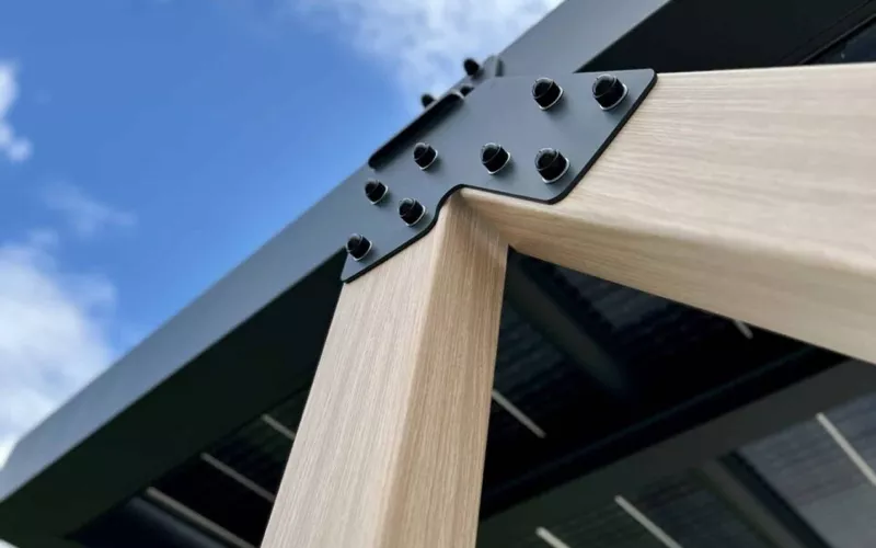 détail carport finition bois clair