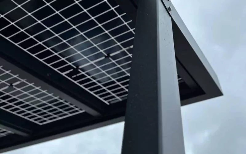 carport photovoltaïque vue d'en bas