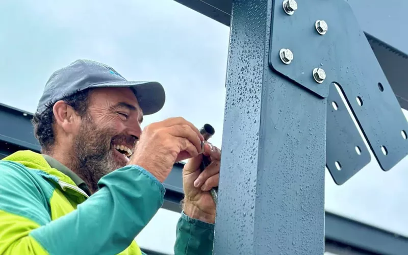 monteur entrain de monter un carport photovoltaïque